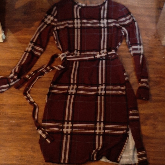 Monteau Dresses & Skirts - Cute cozy belted dress